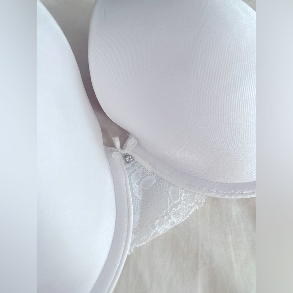 Lightly lined molded cup bra by Dorina.  White, size 34F.